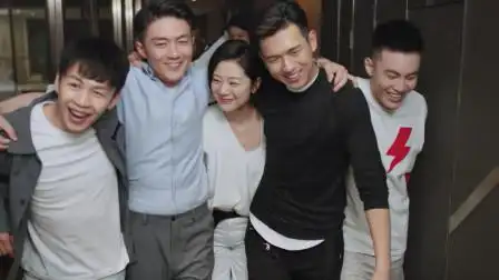 亲爱的热爱的:solo战队集体包宿,三十多的人了!男人至死是少年