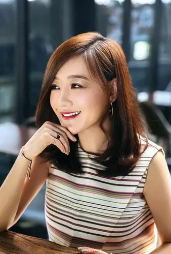 薛佳凝气质迷人时尚写真高清图片