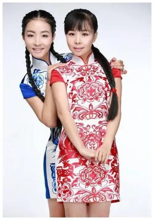 王二妮全家照,父母质朴,老公帅气,妹妹比她还漂亮