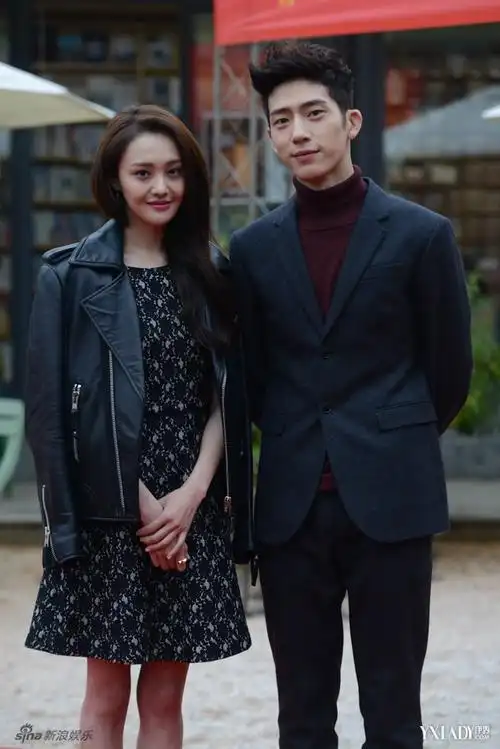 组图:郑爽短裙美超细腿 表白井柏然称怎样都爱