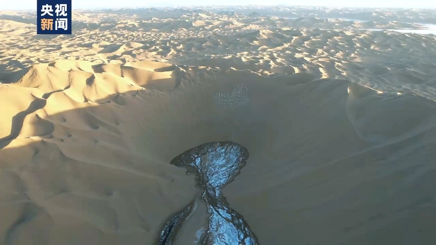 在新疆巴州阿尔金山国家级自然保护区,汩汩涌出的泉水形成沙子河.