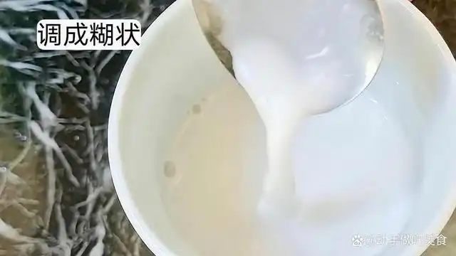 就是淀粉,淀粉在遇热糊化的情况下,具有吸水,粘附以及光滑润洁的特点