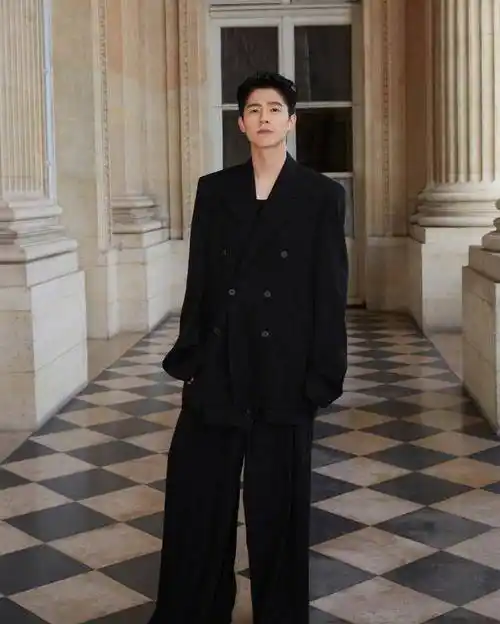 有网友表示:"这个身高1.9米!"还有人感叹刘昊然的勇气和自信.