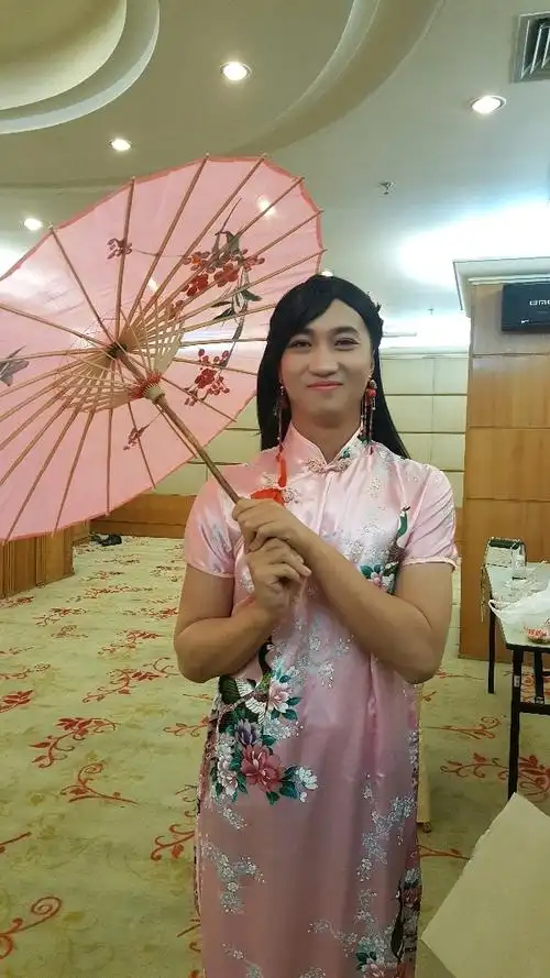 年会中,男扮女装够俏