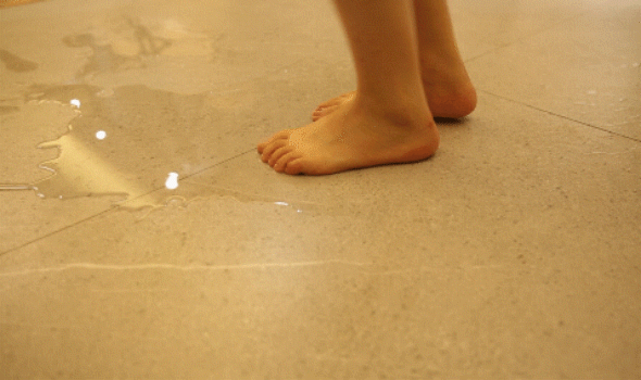 脚厕所卫生间测试排水孩子赤脚厕所滑倒裸光脚打扫厕所瓷地板滑倒赤脚