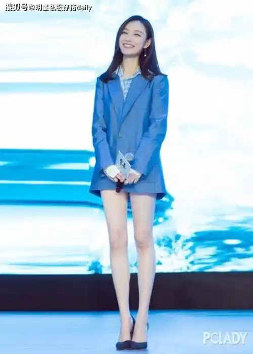 林允儿带火了简约穿搭:西装 衬衫 阔腿裤,33岁美出新高度