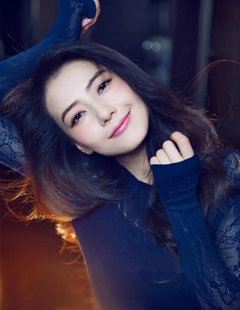 高圆圆的笑容确实非常美丽,她的笑容是那种温柔,善良且充满感染力的.