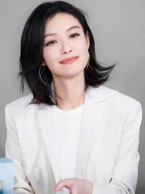 演员倪妮 in gabriele colangeloss22解构白色西装皎皎出尘灼灼其华