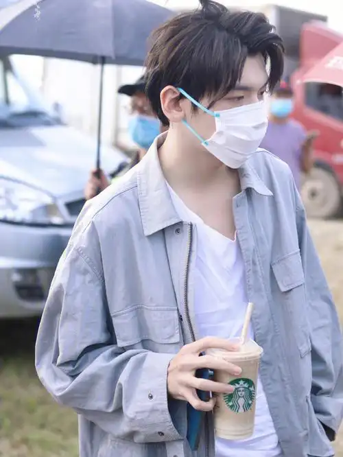 手控福利翟潇闻一只手拿手机和咖啡杯