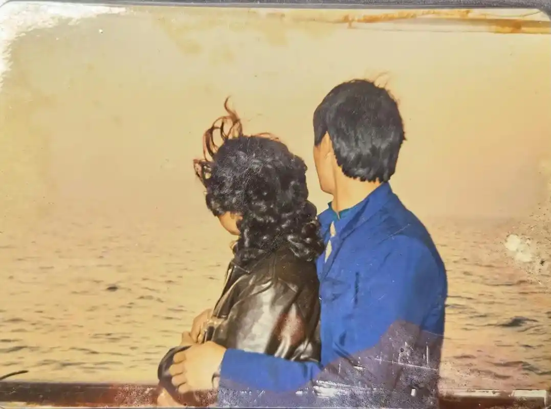 老照片年轻时候的父亲母亲那个小孩是我