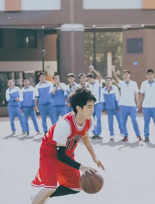 刘昊然打篮球照梦回余淮