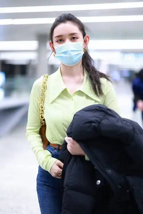 2022年2月24日,上海,蒋依依现身机场.
