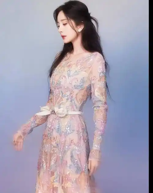 开工大吉,杨幂穿裸粉色花瓣裙, 大秀好身材!_魏大勋_时候_感情