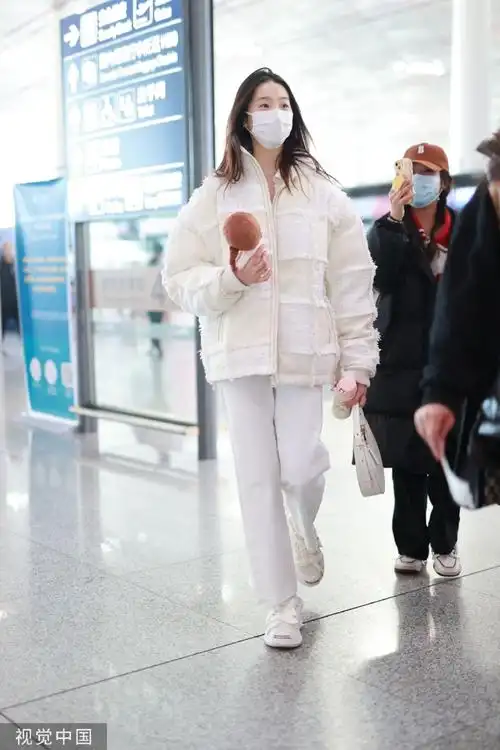 组图:张艺凡白色拼接棉服现身机场 手拿棉花娃娃笑容甜美_高清图集