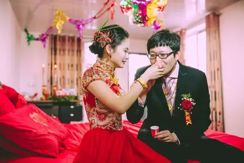 一场普通的婚礼,掺杂着各种表情,心情,怀揣的却同样是一个美好的憧憬!