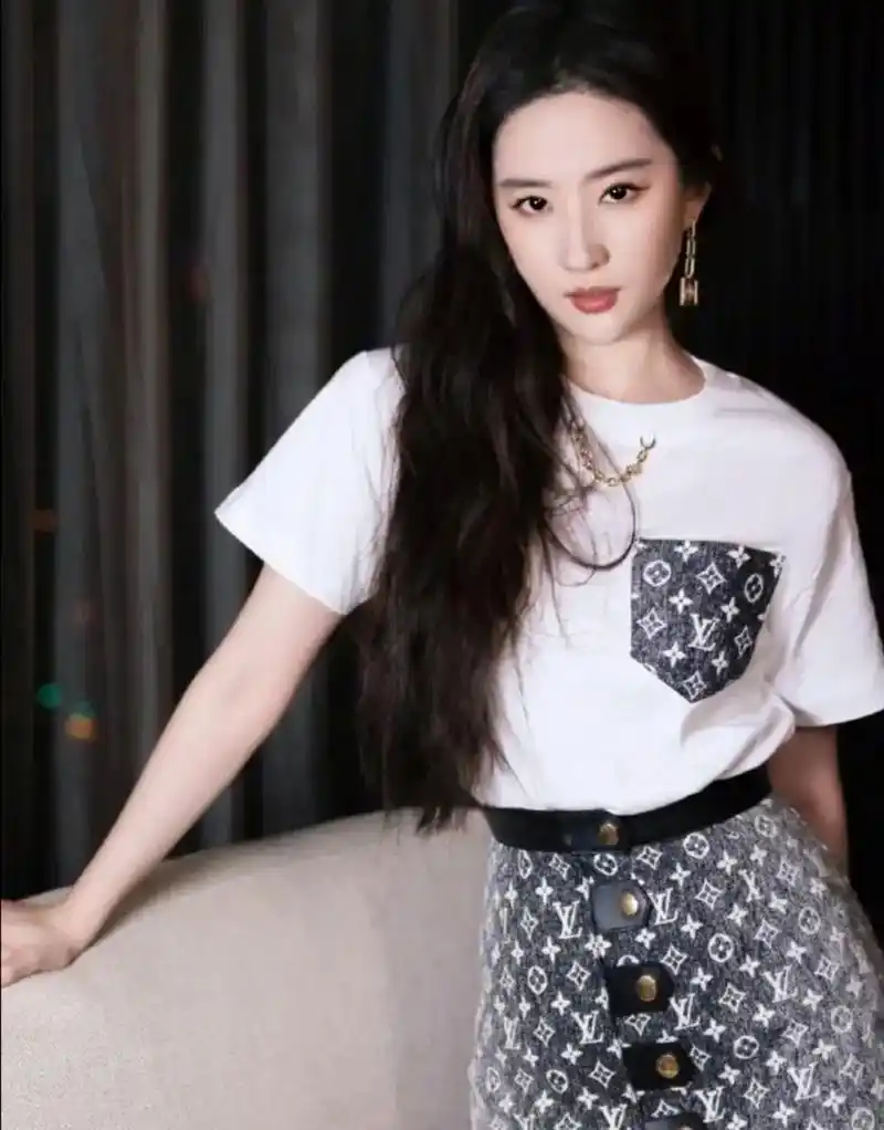 刘亦菲仙气十足,皮肤白皙,36岁似少女.刘亦菲每一帧都美得不 - 抖音