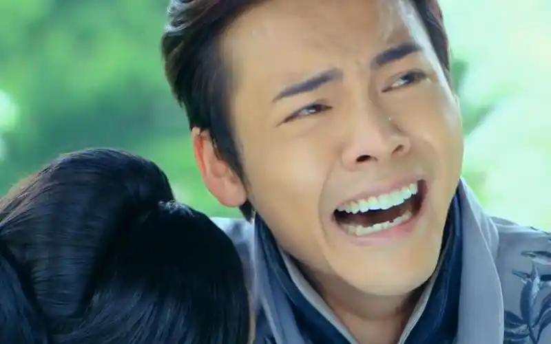 演员毫无演技的哭戏,陈伟霆哭中带笑,乔欣眯着眼睛哭