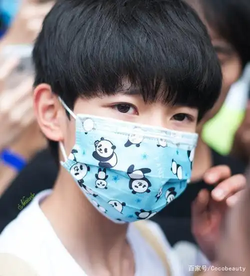 王俊凯戴口罩帅气,王源戴口罩可爱,易烊千玺戴口罩竟是这样?