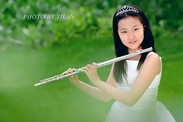 吹长笛的女孩