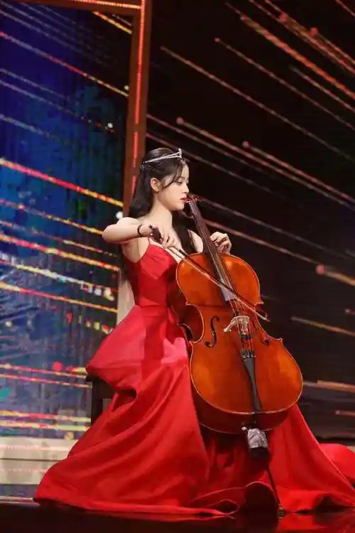 微博电影之夜##欧阳娜娜穿红色礼服拉大提琴