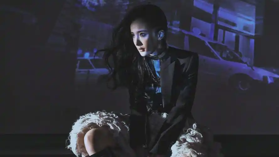 霸道总裁杨幂,奇装异服柔情似水,最有艺术感的一次拍摄_高清图集_新浪