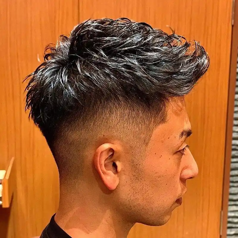 飞机头纹理烫发可以说是深受广大男士喜欢的一款发型,这种周围剃短