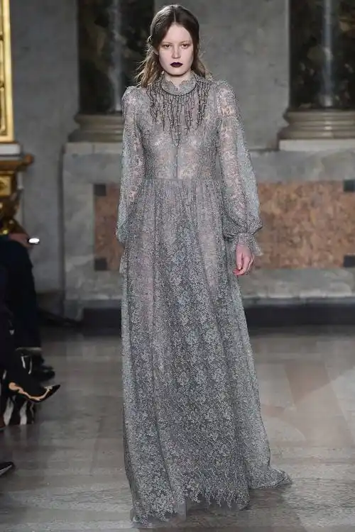 路易莎·贝卡里亚2015米兰时装周秋冬成衣系列用刺绣,薄纱,格纹甚至