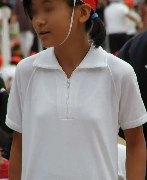 我们学校校服是白的,我朋友总问我后面看的出来吗之类的,现在想想自己