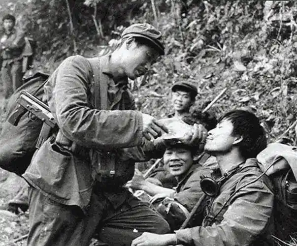中越战争越军偷偷摸到我军阵地前,武器没动,吃的全没了
