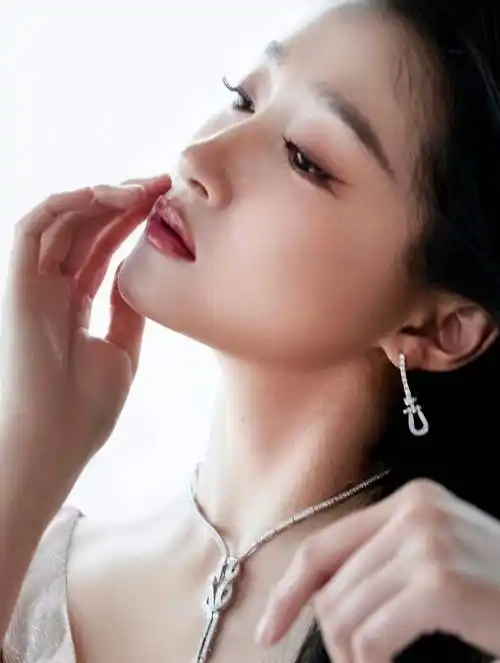 迷人少女快照,关晓彤香槟色浅色连衣裙,浪漫传递_身材_照片_时刻