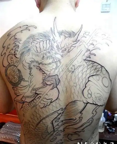 男人满背简约夜叉闹海纹身图案