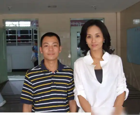 李颖秀牙签腿!腿长惊人不输超模,成阔太却直播带货