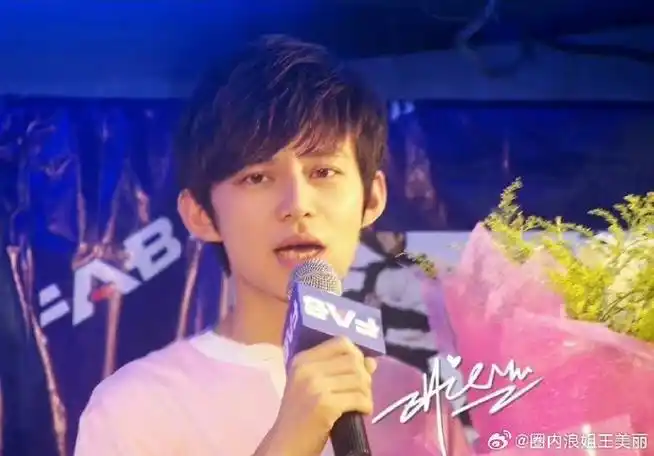 #何炅50岁了##何炅金龟子合影旧照##25年前的毛毛虫何炅#