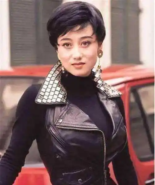 像利智这种身材特别"有料"的女人,而且还具有骨感身材,最适合一些较为