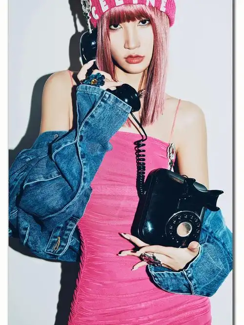 时尚个性的辣妹写真照全粉系酷女孩look