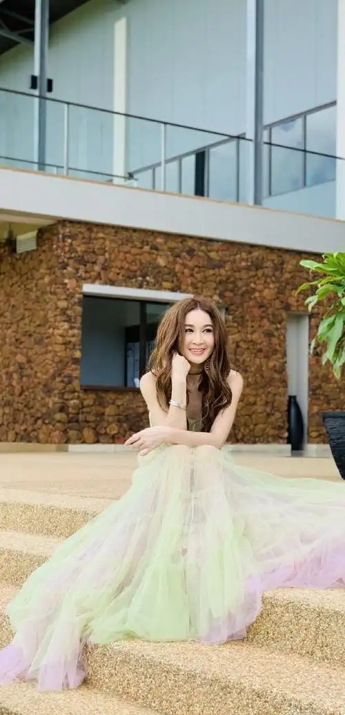 52岁温碧霞冬至晒白纱裙写真身材婀娜多姿少女感爆棚