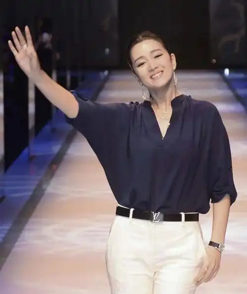 57岁巩俐晒近照,脸紧得像少女,每天要睡10个小时!