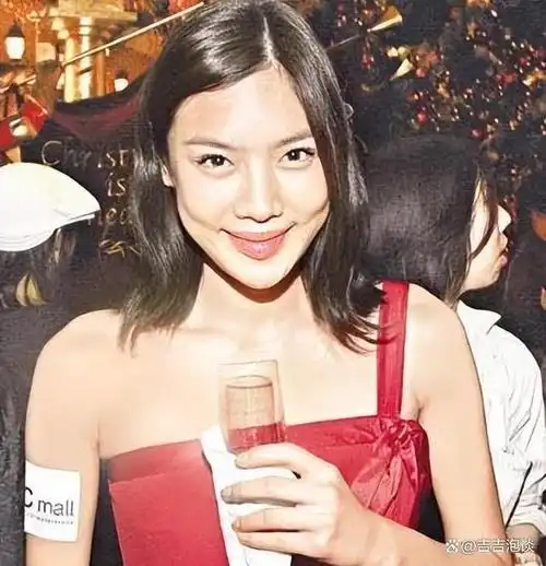 她28岁嫁给黎明4年败光7亿家产被抛弃远嫁美国今丑到不敢认