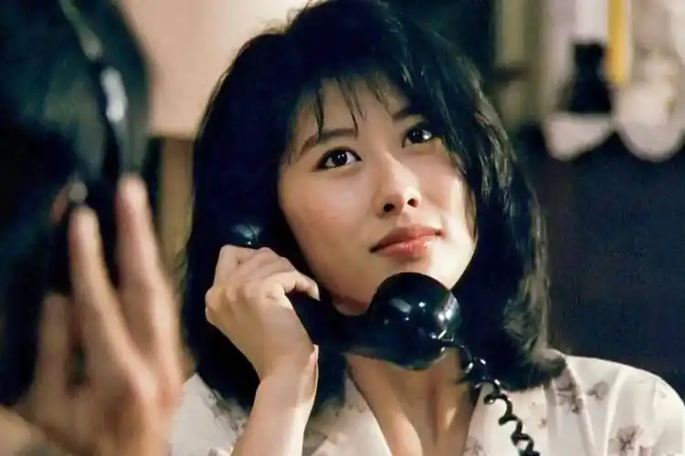 1989 年合作周润发的《喋血双雄》,还献唱了插曲《浅醉一生》.