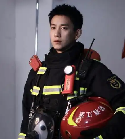 《他从火光中走来》预告曝光!张婧仪港风美人,黄景瑜制服好帅!