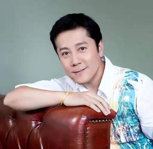 54岁蔡国庆晒两帅儿子上热搜,父子三人共用一张脸