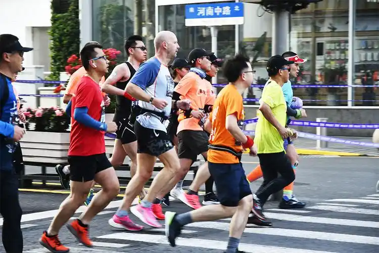 聚焦"上马"2020上海国际马拉松赛 于11月29日7点在外滩金牛广场启跑