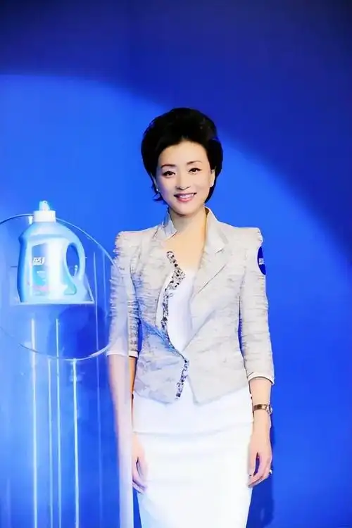 中国新闻的女主播_娱乐圈的新闻女主播_娱乐新闻女主持人