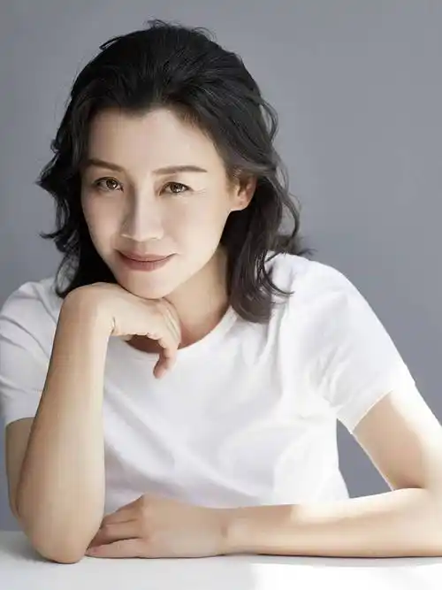 又是网红剧《隐秘的角落》里的周春红,再是《乔家的儿女》里面的二姨