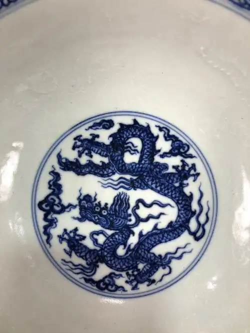 明代青花内暗刻龙纹碗一对