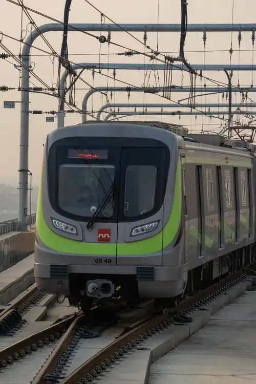 西安地铁五号线创新港站的夕阳