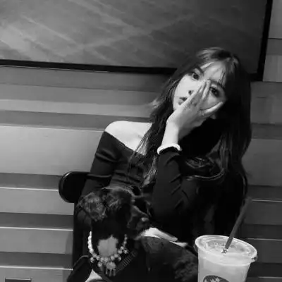 高质量黑白温柔女头像