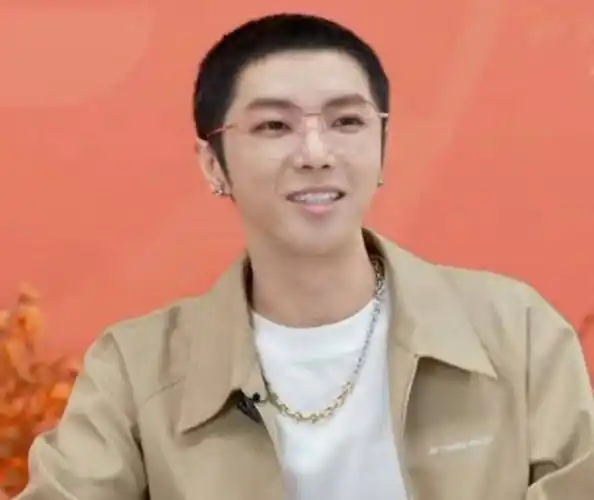 华晨宇最新状态曝光,黑色平头引发网友热议!_偶像_彻底摆脱_什么