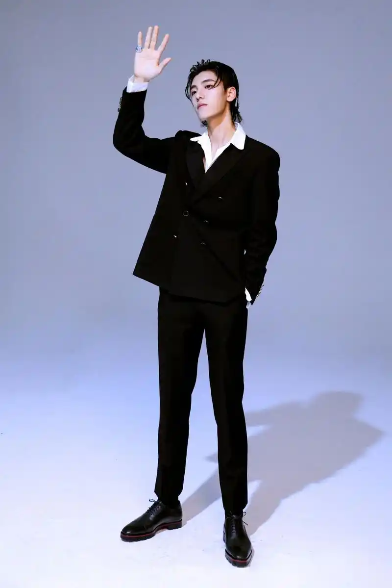 [消息]王子异新曲《lovelab》火热上线 曲风造型再创突破引网友不吝赞