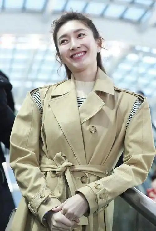 江疏影终于穿风衣内搭条纹针织衫走机场半扎发型美出新高度